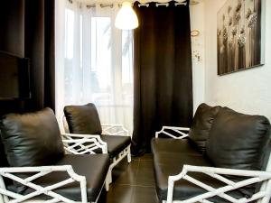 デニアにあるApartment El Palmar 9-7 by Interhomeのリビングルーム(黒い革張りの椅子、窓付)