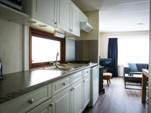 Η κουζίνα ή μικρή κουζίνα στο Holiday Home Duinhoeve-1 by Interhome