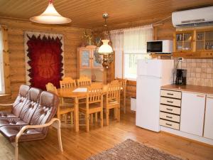 Virtuve vai virtuves zona naktsmītnē Holiday Home Metsälä by Interhome