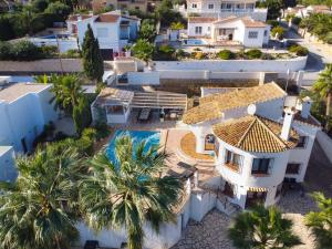 een luchtzicht op een huis met een zwembad en palmbomen bij Villa Manana by Interhome in Moraira