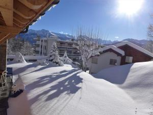 Nespecifikovaný výhled na hory nebo výhled na hory při pohledu z chaty