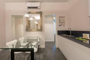 A kitchen or kitchenette at Stylish four bedrooms apartment - Florence center