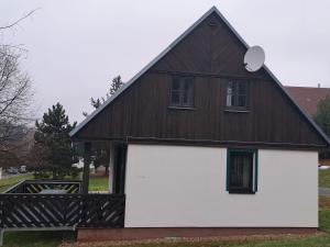 czarno-biały budynek z czarnym dachem w obiekcie Holiday Home Holiday Hill 39 by Interhome w mieście Lauterwasser