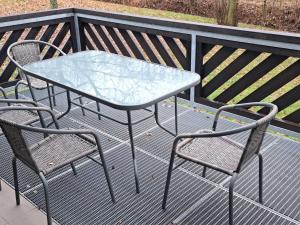stół i 2 krzesła na patio w obiekcie Holiday Home Holiday Hill 39 by Interhome w mieście Lauterwasser +37 zdjęć