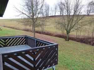 ławka w parku z dwoma drzewami na polu w obiekcie Holiday Home Holiday Hill 39 by Interhome w mieście Lauterwasser