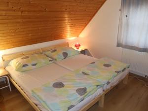 Łóżko w pokoju z drewnianym sufitem w obiekcie Holiday Home Holiday Hill 39 by Interhome w mieście Lauterwasser