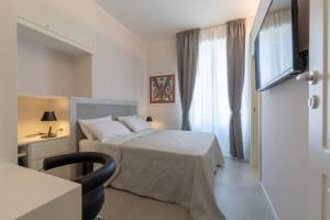 A bed or beds in a room at Stylish four bedrooms apartment - Florence center