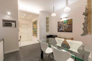A kitchen or kitchenette at Stylish four bedrooms apartment - Florence center