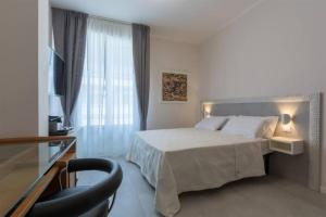 A bed or beds in a room at Stylish four bedrooms apartment - Florence center