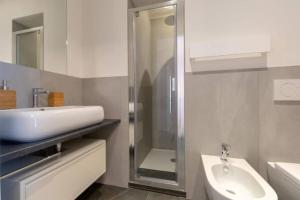 A bathroom at Stylish four bedrooms apartment - Florence center