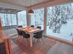 ein Esszimmer mit einem Tisch und Stühlen vor einem Fenster in der Unterkunft Holiday Home Iso-karpalo b by Interhome in Aikkila + 18 Fotos