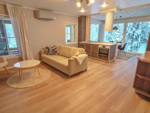 ein Wohnzimmer mit Sofa und Tisch in der Unterkunft Holiday Home Iso-karpalo b by Interhome in Aikkila
