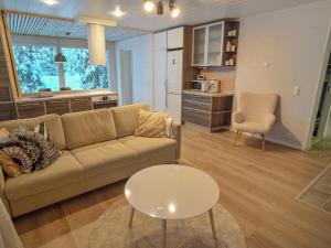ein Wohnzimmer mit Sofa und Tisch in der Unterkunft Holiday Home Iso-karpalo b by Interhome in Aikkila
