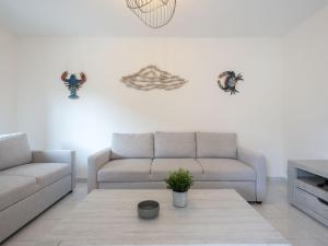 - un salon avec deux canapés et une table basse dans l'établissement Holiday Home Résidence Ker Armor by Interhome, à Quiberon