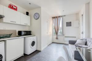 cocina y sala de estar con lavadora en Le Lilas Appart Hôtel Near Paris, en Vitry-sur-Seine