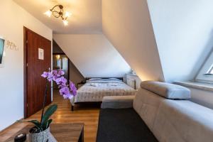 - un salon avec un lit et un canapé dans l'établissement Brzoza w centrum Zakopanego, à Zakopane
