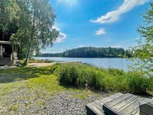 einen Picknicktisch am Ufer eines Sees in der Unterkunft Holiday Home Lepola by Interhome in Vaskivesi