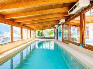 una piscina en una casa con ventanas en Apartment Al Pescatore-1 by Interhome en Caldes