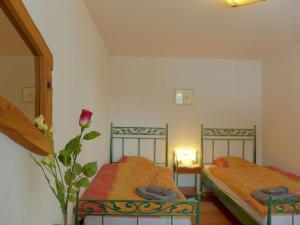 duas camas num quarto com uma flor num quarto em Apartment Barzettes-Vacances B-11 by Interhome em Crans-Montana