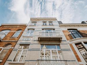 ein großes Backsteingebäude mit Fenstern und einem Himmel in der Unterkunft Holiday Home Historical and spacious Villa Anaïs by Interhome in Blankenberge