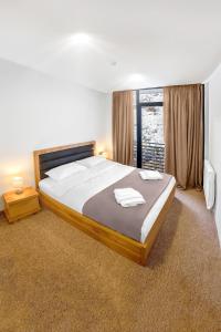 Un pat sau paturi într-o cameră la LALO Hotel Abastumani
