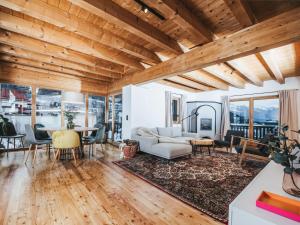 バードガシュタインにあるChalet Chalet 1018 by Interhomeのソファとテーブルのあるリビングルーム