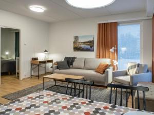 ein Wohnzimmer mit Sofa und Tisch in der Unterkunft Holiday Home Jymykatti by Interhome in Vuokatti