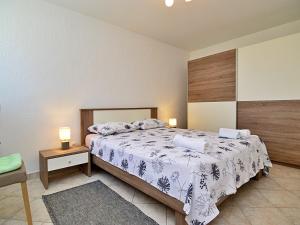 Posteľ alebo postele v izbe v ubytovaní Apartment Kira by Interhome