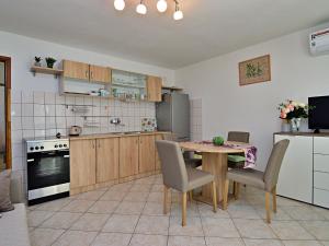 Kuchyňa alebo kuchynka v ubytovaní Apartment Kira by Interhome