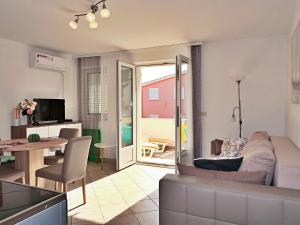 Televízia a/alebo spoločenská miestnosť v ubytovaní Apartment Kira by Interhome