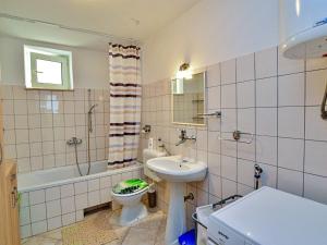 Kúpeľňa v ubytovaní Apartment Kira by Interhome