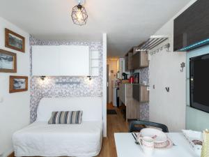 Habitación pequeña con cama y cocina en Studio Palafour - Le Lac-6 by Interhome en Tignes