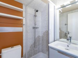 y baño con ducha, aseo y lavamanos. en Studio Palafour - Le Lac-6 by Interhome en Tignes