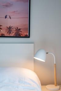- une chambre avec un lit et une lampe sur un bureau dans l'établissement Student Factory Le Havre Les Docks, au Havre