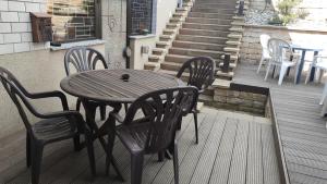 einen Holztisch und Stühle auf einer Terrasse in der Unterkunft Ferienwohnung am Rauenhübel in Völklingen