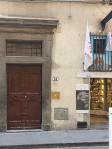 uma loja com uma porta e uma bandeira num edifício em RF Duomo suites em Florença