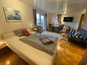- une chambre avec un grand lit et un salon dans l'établissement Landhotel Fasanenhof, à Eschwege