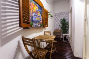una sala da pranzo con tavolo e sedie in legno di Cozy apartment in the center of Porto a Porto