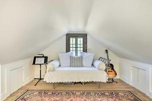 Postel nebo postele na pokoji v ubytování Historic Cornwall-On-Hudson Cottage with Deck!