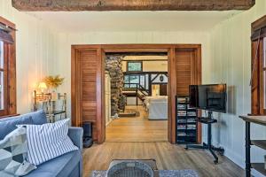 Posezení v ubytování Historic Cornwall-On-Hudson Cottage with Deck!