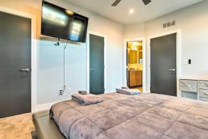 - une chambre avec un grand lit et une télévision à écran plat dans l'établissement Luxe Denver Townhome Hot Tub and City Views!, à Denver