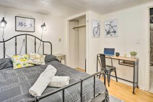 um quarto com uma cama e uma secretária com um computador portátil em Classic Woodinville Escape Near Wineries em Woodinville