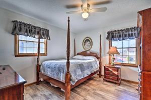 une chambre avec un lit et un ventilateur de plafond dans l'établissement Cozy Vacation Rental Home Near Watauga Lake!, à Elizabethton