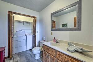 une salle de bain avec un lavabo, des toilettes et un miroir dans l'établissement Cozy Vacation Rental Home Near Watauga Lake!, à Elizabethton 25 autres photos