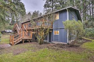 ein blaues Haus mit einer Holztreppe im Hof in der Unterkunft Classic Woodinville Escape Near Wineries in Woodinville