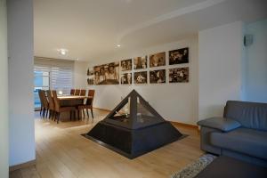 Ruang duduk di Big and comfortable triplex in Knokke