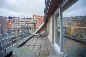 einen Balkon mit Stadtblick in der Unterkunft Big and comfortable triplex in Knokke in Knokke-Heist