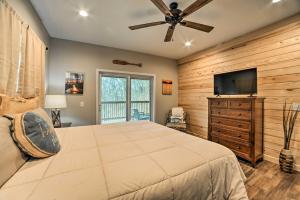 - une chambre avec un grand lit et une télévision à écran plat dans l'établissement Waverly Cabin, Close to Kentucky Lake Access!, à Waverly