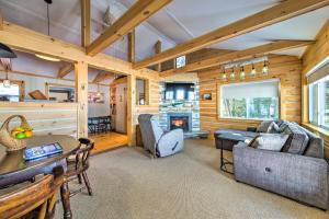 Cabaña de madera con sala de estar con chimenea en Palmyra Cottage with Deck on Whites Pond!, en Coburn