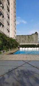 una piscina en una ciudad con edificios altos en Bintaro Parkview A1228, en Yakarta